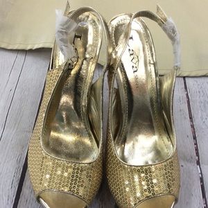 Gold sequins pumps